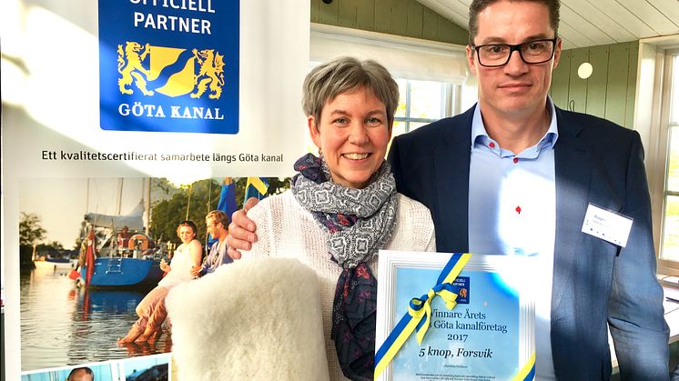 Vinnaren av Årets Längs Göta kanalföretag Lotta Haskovec tillsammans med prisutdelaren Roger Altsäter, VD Göta kanalbolag.