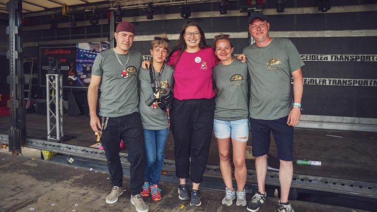 Ulrike Herkner von Bärenherz (Mitte) mit dem Team "Airbase meets trucks and more"