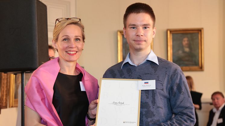 Sergey Redyuk tar emot diplomet från Camilla Mellander, chef för Enheten för främjande och hållbart företagande, på Utrikesdepartementet. Foto: Per E Karlsson, Regeringskansliet.