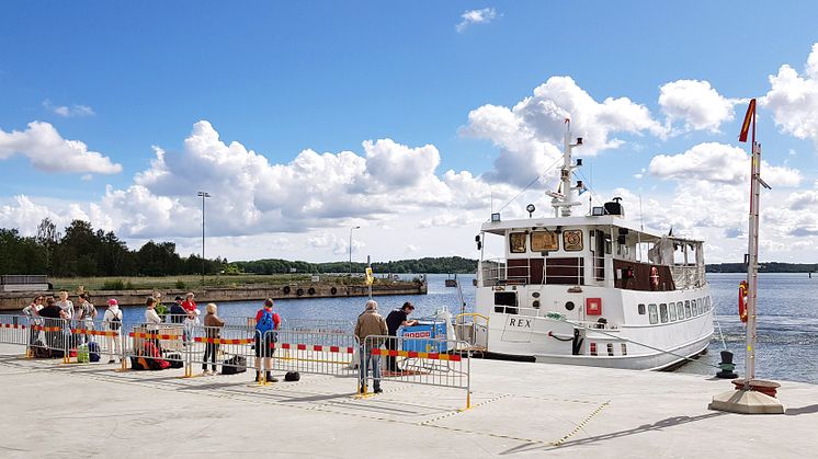 M/S Rex, som kör Norra Båtlinjnen, i Norrtälje Hamn sommaren 2020. M/S Rex får i år även sällskap i hamnen av M/S Sunnan och S/S Blidösund.