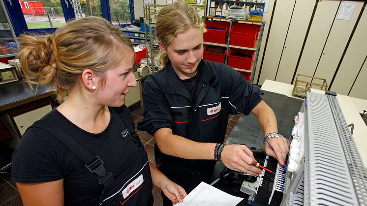 Bayernwerk ehrt Auszubildende für deren Abschlüsse – Staatspreise für herausragende Abschlüsse an Bayernwerk-Azubis vergeben