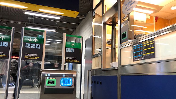 Just nu går det inte att betala med kontanter i tunnelbanans spärrkiosker, men det går fortfarande bra att betala med kort.