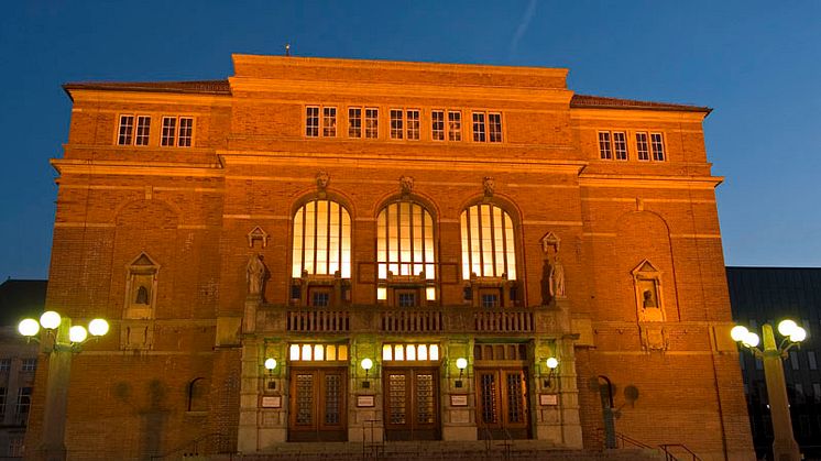 Der Treffpunkt für den Presse-und Fototermin 12.08. ist beim Haupteingang des Opernhaus! 