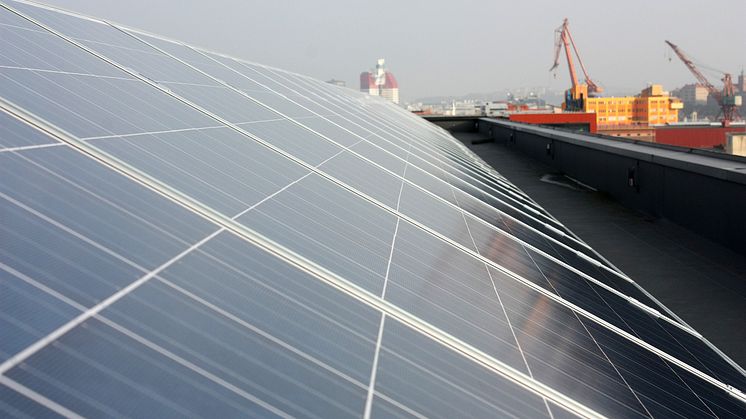 Nu bygger Göteborg Energi Sveriges hittills största solcellspark. Bilden föreställer solceller på tak.