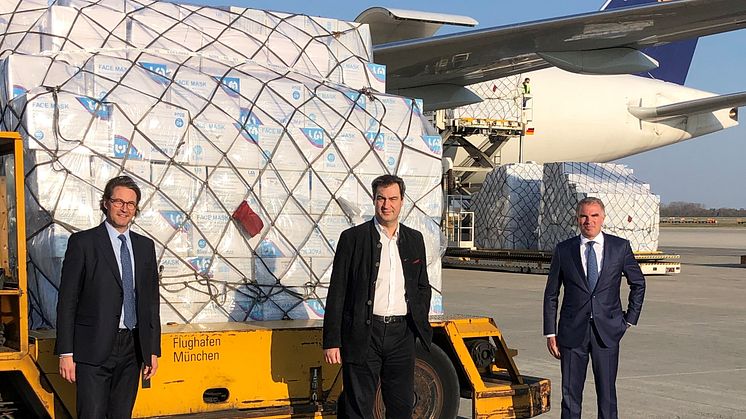 Bayerns Ministerpräsident Dr. Markus Söder, Bundesverkehrsminister Andreas Scheuer und Lufthansa Group CEO Carsten Spohr nehmen das Flugzeug in Empfang