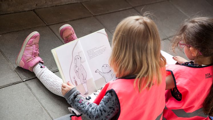 På Alfons Åbergs Kulturhus läser elever sagor på 8 olika språk under Världsboksdagen.