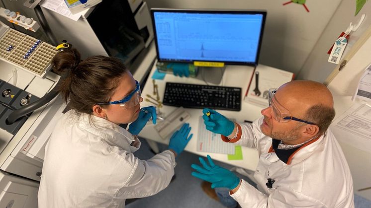 Fanny Hägg and Dr Vladimir Nikiforov discuss the analysis of anti-degradant mixture at NILU’s labs in Tromsø. Photo: Unni Mette Nordang / NILU – Norwegian Institute for Air Research