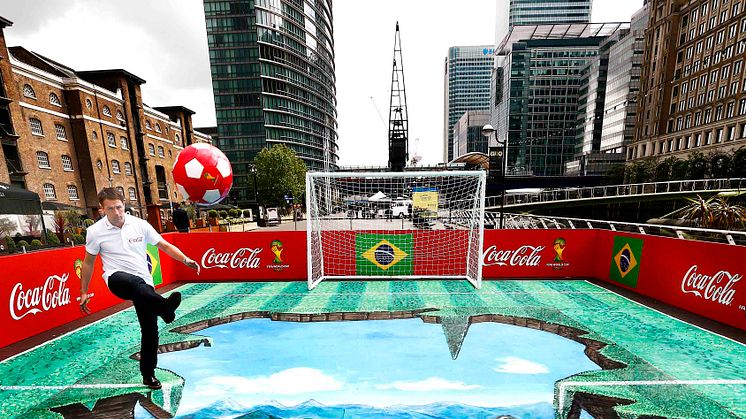 Coca-Cola lahjoittaa miljoonia jalkapalloja 