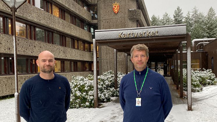 På bildet: Finn-Martin Paulsen fra Canon Business Center Buskerud og Geir-Helge Treangen fra Kartverket.