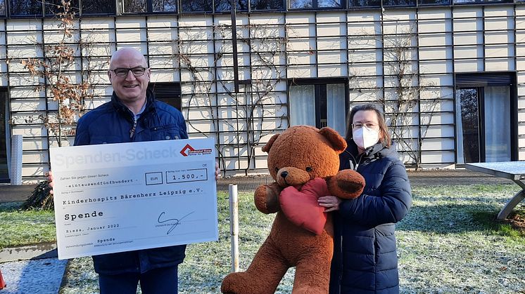 Geschäftsführer Frank Berthold und Kerstin Stadler im Kinderhospiz-Garten