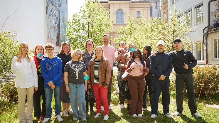 Gute Laune beim Gruppenfoto mit einigen der Workshopteilnehmer*innen und Workshopleiter*innen zwischen den Workshops rund um das Thema Ausbildung und Beruf. 