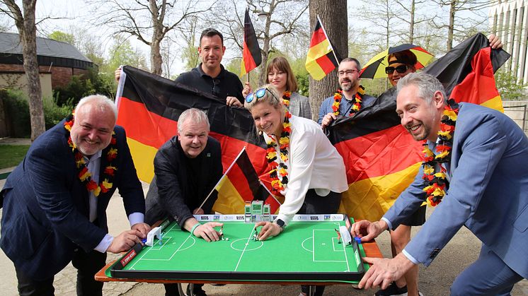 Stadion der Träume: Die Protagonisten am Tipp-Kick-Tisch im Konzertgarten des Zoo Leipzig - Foto: Andreas Schmidt