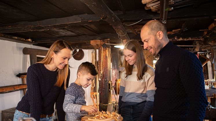 Seiffen_Handwerk_Reifendrehen_Familie Foto TVE_Studio2media