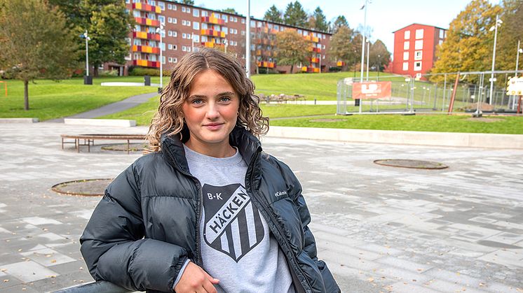 Bergsjöbon Flutra Cela spelar inte bara fotboll i Häckens akademilag. I somras gjorde hon succé på bioduken i filmen Forever och nu i höst utsågs hon till Årets idrottare på Bergsjögalan.