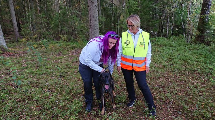 Linnéa Awwö Andersson med hunden Herax. Till höger Sanna Johansson, blivande hundansvarig i Fyrbodal.