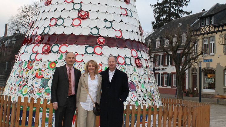 Michel von Boch shows the Ambassador and his wif the ceramic Christmas tree in Mettlach.