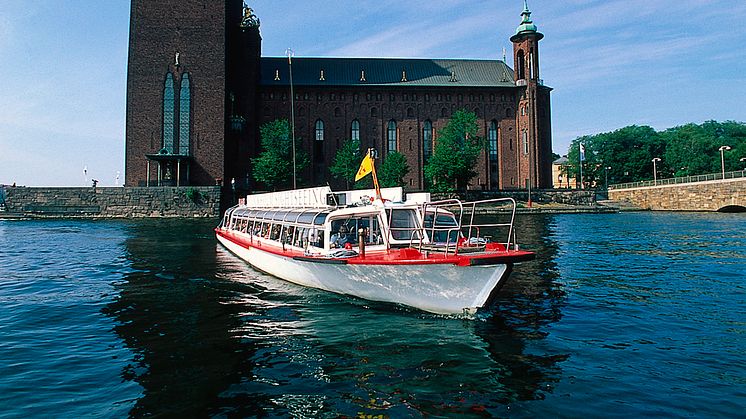 Pressbild - Stockholm Sightseeing - Delfinbåt vid Stadshuset
