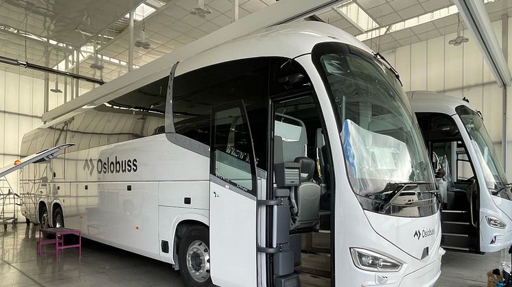 Den nye Scania Irizar bussen med 13 liters gassmotor skal leveres til OsloBuss etter at den er vist frem på Transport & Logistikk. Bussen er akkurat ferdig og på vei mot Norge og Lillestrøm.