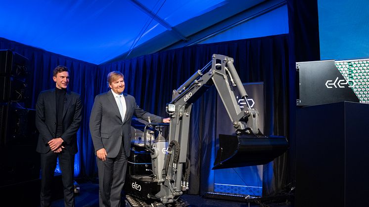 King Willem Alexander with excavator