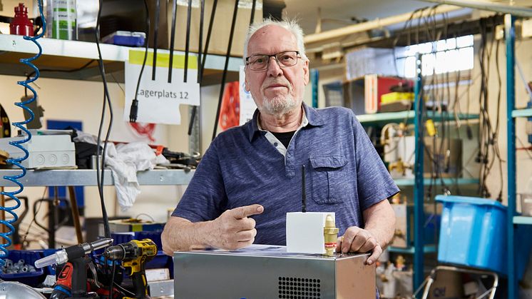 Björn Carlsson, Teknisk chef på QTF visar läckageindikatorn som monteras på QTF:s underhållsavgasare