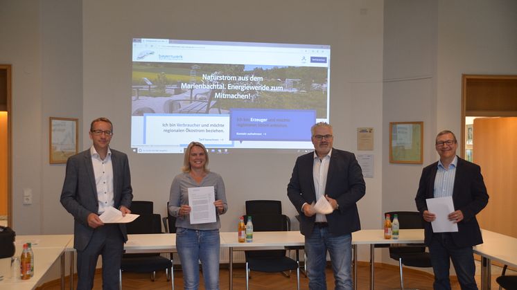 Der Strommarkt kann jetzt starten: (v.l.n.r.) Thomas Oppelt (Geschäftsführer der Bayernwerk Regio Energie), Silke Kimmel (Mitarbeiterin des Bürgerbüros Dittelbrunn), Bürgermeister Willi Warmuth, Frank Schneider (Bayernwerk-Kommunalbetreuer)