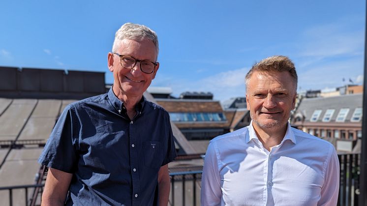 Nils Øveraas, styreleder i Sparebankstiftelsen DNB (t.v.) og Egil Matsen, som begynner i stillingen som administrerende direktør i september 2024. (Foto: Sparebankstiftelsen DNB)