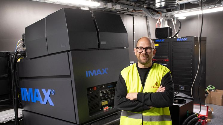 Christian Lindberg, Regionchef Filmstaden intill IMAX projektorn Filmstaden LUXE Uppsala. 