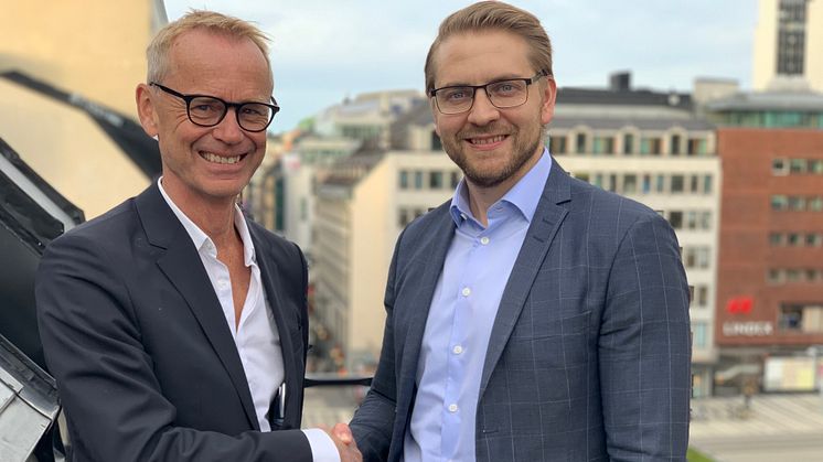 Joel Köhl, som tillträder som VD för dotterbolaget SoftOne Sverige AB den 16 mars, hälsas välkommen av Håkan Lord, CEO och grundare av SoftOne Group.