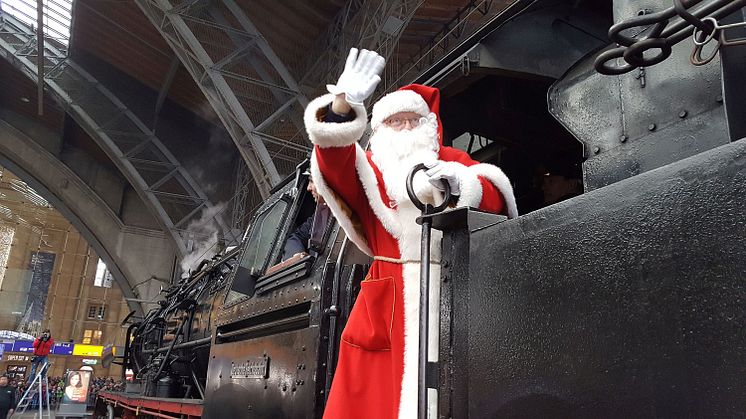 Der Weihnachtsmann fährt in seiner historischen Dampflok auf Gleis 6 ein - Foto: Stadt Leipzig