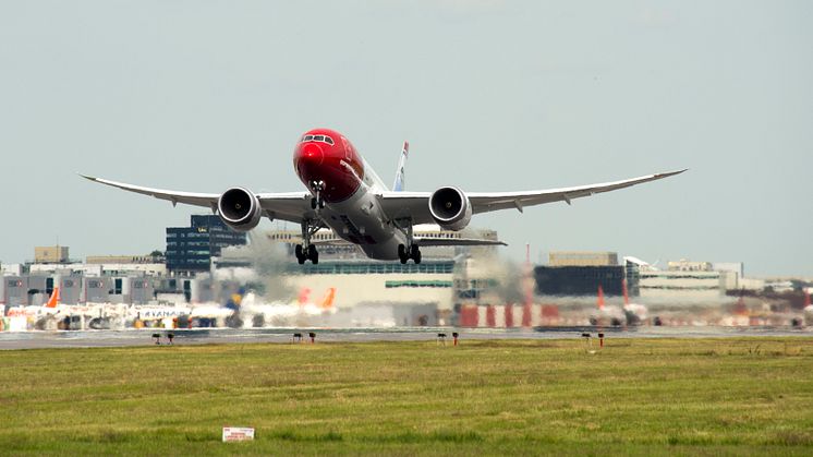 Dreamliner take off at London Gatwick