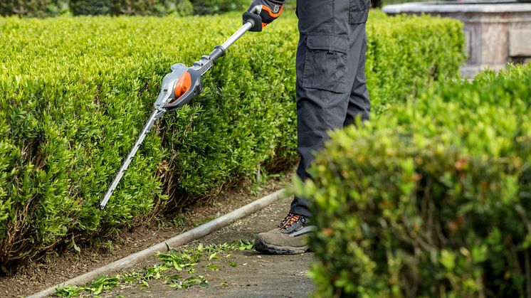 Husqvarnas nya batteridrivna stånghäcksax 536LiHE3 har en räckvidd på 3,5 m som gör den smidigt och enkel att klippa med i olika höjder. 