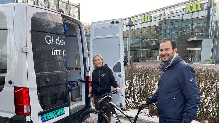 Verkstedansvarlig Carlo Marques i XXL leverer en blankpusset sykkel til vekstansvarlig Karin Berg i Wanda. Samarbeidet skal gjøre det enklere for folk flest å ta vare på sportsutstyr.