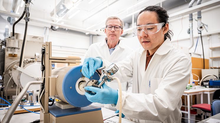 Lars Hultman, professor i tunnfilmsfysik och Shun Kashiwaya, forskare vid avdelningen för materialdesign, båda vid Linköpings universitet har tillsammans med kollegor skapat guldén. Foto: Olov Planthaber