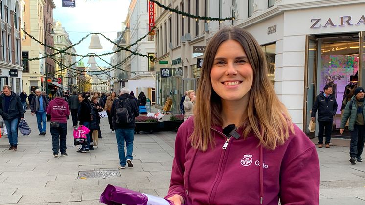 Byråd Sirin Stav deler ut lilla poser på Egertorget