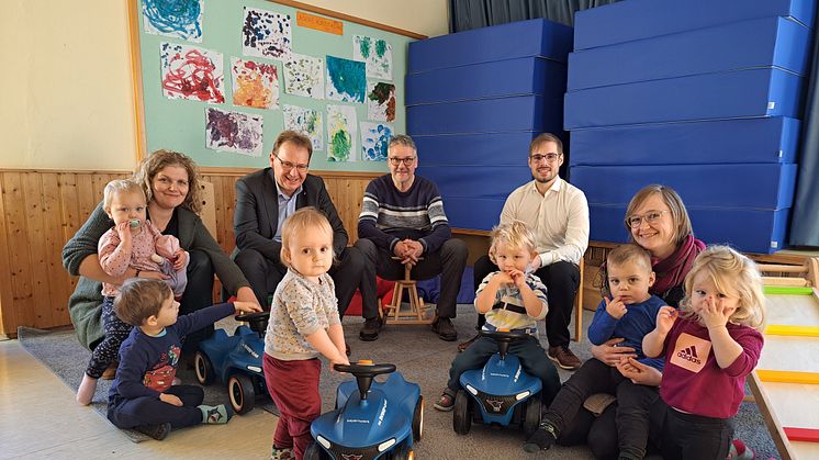 Neue Bobby-Cars für die Kinder des Evangelischen Kindergartens "Spatzennest" (vlnr: Kindergartenleiterin Petra Sterzer, Bürgermeister Bernd Rebhan, Pfarrer Jochen Pickel, Marcel Boiger vom Bayernwerk und Erzieherin Anna-Lena Balajan.