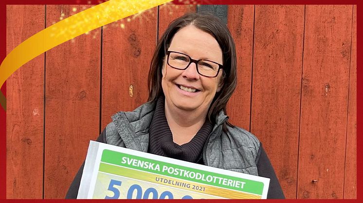 BirdLife Sveriges föreningschef Stina Rigbäck tilldelades en check på 5 miljoner kronor av Postkodlotteriet. Foto: Niclas Lignell.