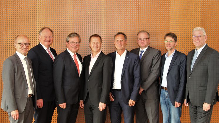 (v. l.): Andreas Speith, WWN, Dr. Stephan Nahrath, WWE, Michael Dreier, BM Paderborn, Carsten Wald, ENSO/DREWAG Dresden, Detlev Kracht, Stw. Münster, Thomas Volk, Stromnetz Hamburg, Dr. Dietmar Regener, ASP, und Werner Peitz, BM Delbrück.