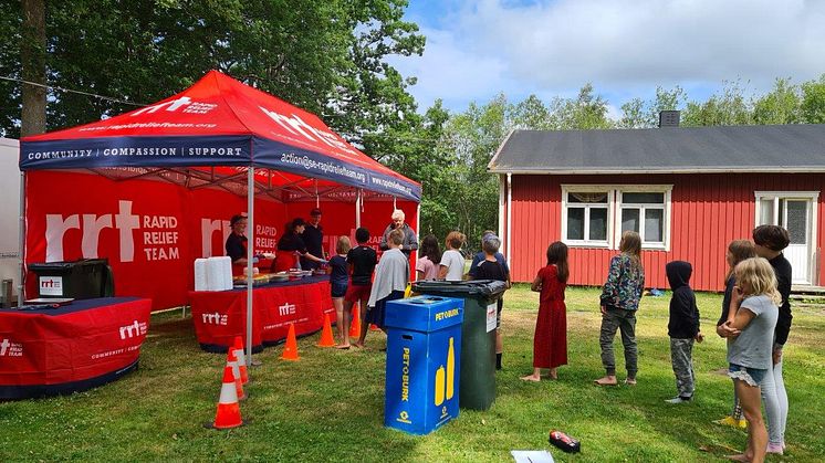 RRT serverar läsk och hamburgare till barnen på sommarkollo