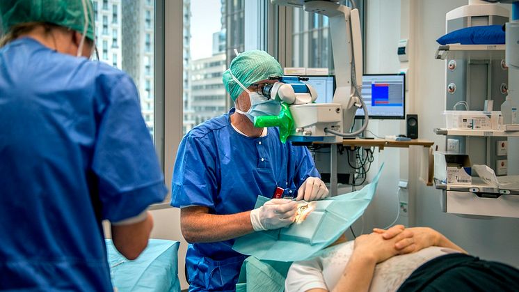 David Epstein, överläkare i medicinsk retina vid S:t Eriks Ögonsjukhus, utför många ögoninjektioner varje dag. Foto: Jens Sølvberg