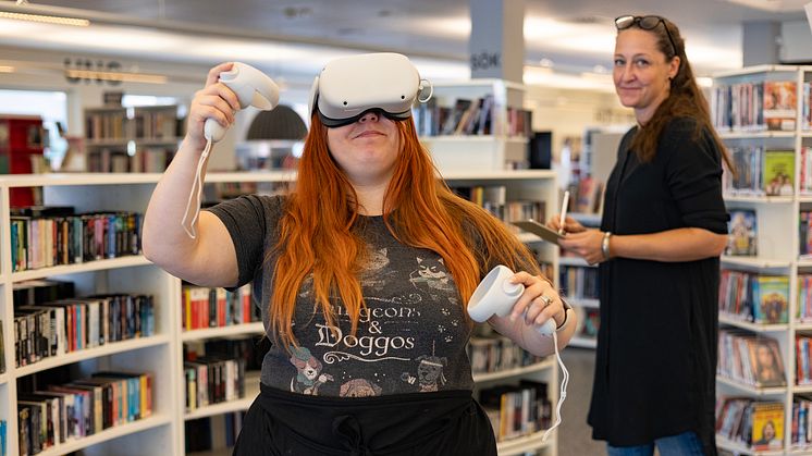 Stina Ljungkvist och Mimmi Lydeén, bibliotekarier på Klippans bibliotek, hoppas på många besökare under eMedborgarveckan.