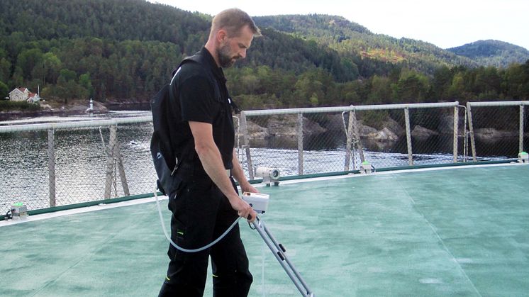 Serviceingeniør Jan Ove Risa ved Kiwa er stadig ute på oppdrag med friksjonsmåleren.