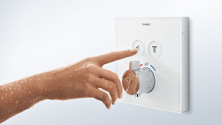 Over 200 armaturer, termostater og dusjer fra merkene AXOR og hansgrohe kan monteres på den fleksible innbyggingsdelen. 