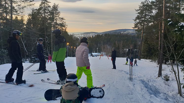 SKIUTSTYR: Barn, unge og voksne har siden januar kunnet låne skiutstyr til bruk i Liabakken - gratis. Det ble en stor suksess. 