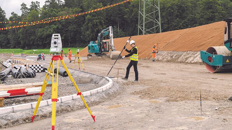 Tiltkompensasjonen til nye Leica AP20 AutoPole øker effektiviteten når du arbeider med totalstasjoner.