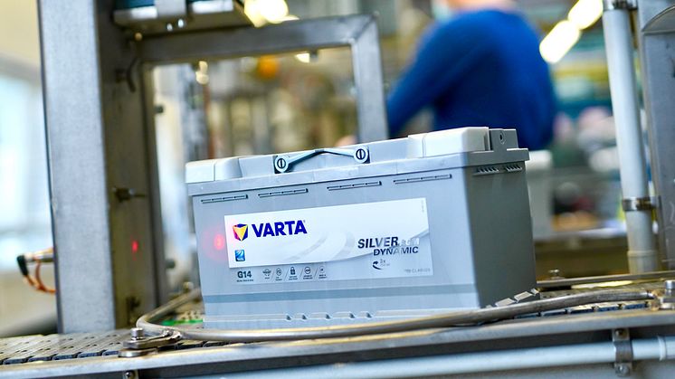 På väg mot framtidens fordon: AGM-batterier på Clarios produktionslinje. Foto: Clarios