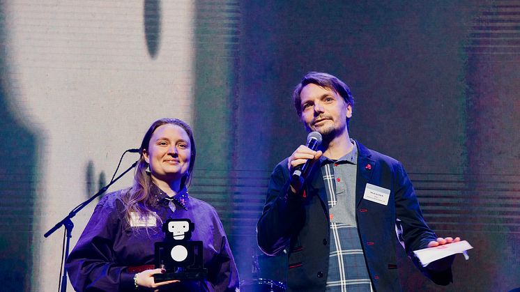Ronja Håkansson och Pelle Ullholm från RFSU tar emot priset för "Årets insats"