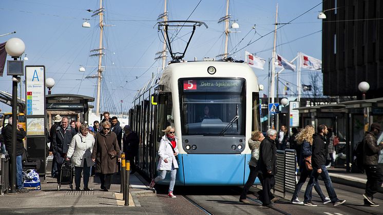 En spårvagn av den aktuella modellen M32 vid hållplatsen Lilla Bommen. Bild: Göteborgs Spårvägar