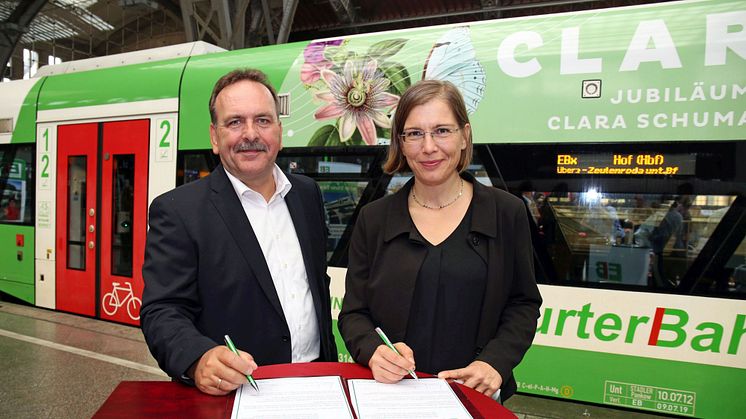 Michael Hecht (Geschäftsführer der Erfurter Bahn GmbH) und Dr. Skadi Jennicke (Bürgermeisterin und Beigeordnete für Kultur der Stadt Leipzig sowie Schirmherrin von CLARA19) unterzeichnen den Kooperationsvertrag