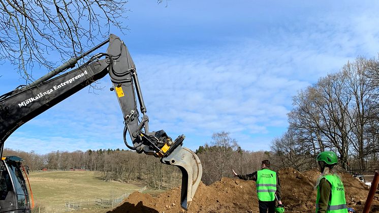 Föremål av historiskt intresse har hittats på byggplats på Skånes Djurpark. Byggnationen av ny attraktion har satts på paus.