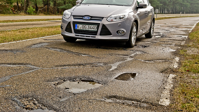 Ford vyvíjí technologii upozorňující na nebezpečné výmoly